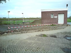 Fotos Austausch der Elektrotechnik der Hauptunterschpfwerke Longewehr, Forlitz-Blaukirchen, Victorburer Meede und Kleine Knockster Sielacht auf Fernwirktechnik. Hier Kleine Knockster Sielacht nach Erneuerung der Stromzufhrung sowie beim Einbau der neuen Schaltschrnke.