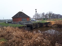 Fotos Einbau neuer dritter Pumpe und neue Rechenreinigungsanlage Hauptschöpfwerk Victoburer Meede