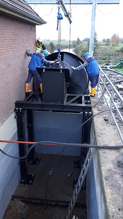 Fotos Einbau neuer dritter Pumpe und neue Rechenreinigungsanlage Hauptschöpfwerk Victoburer Meede